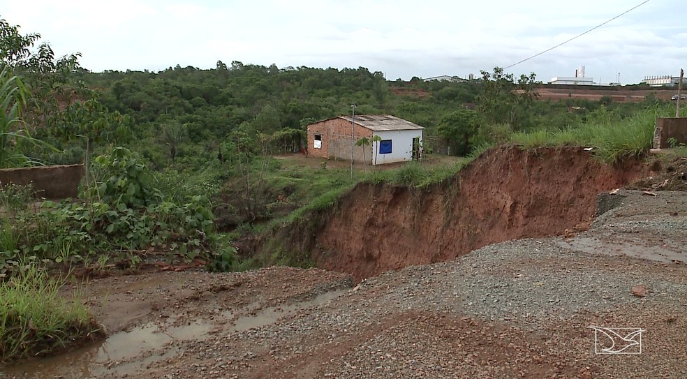 Moradores do Residencial Ribeira I estÃ£o preocupados com enorme buraco que cresce a cada chuva â Foto: ReproduÃ§Ã£o/TV Mirante