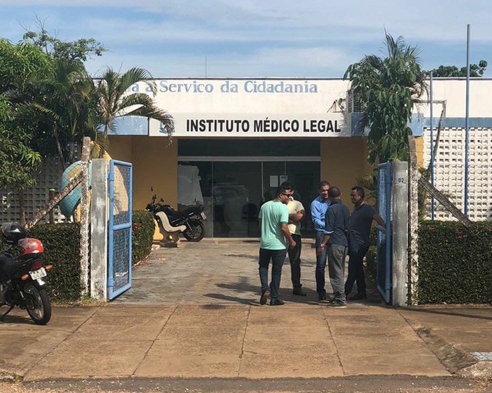 Corpo de grávida morta em acidente foi levado para o IML de Palmas (Foto: Mary Araújo/TV Anhanguera)