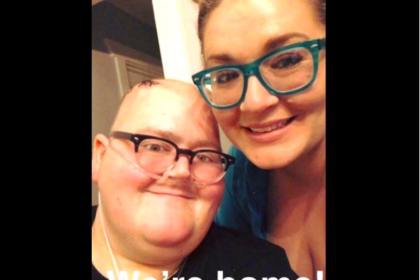 O participante do reality show The Biggest Loser Daniel Wright com a esposa durante seu período de tratamento contra um câncer (Foto: Facebook)