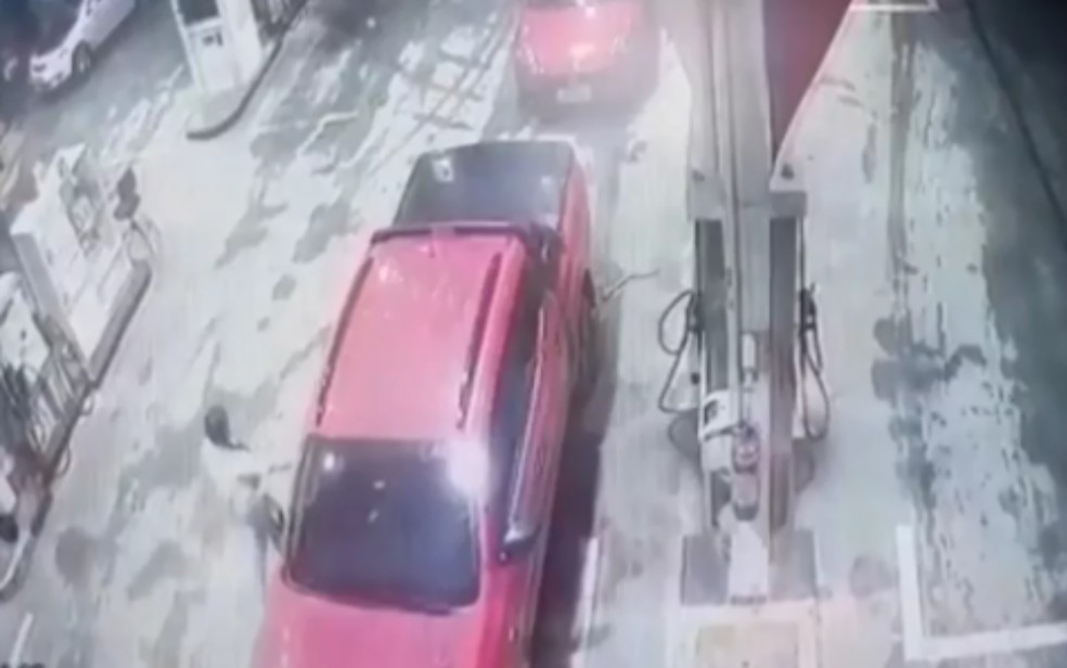 Vítima foi vista entrando no carro do acusado em posto de gasolina — Foto: Reprodução/TV Subaé