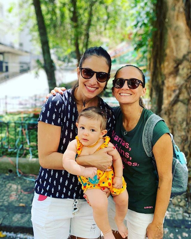 Fabi Alvim com a esposa, Julia Silva, e a filha do casal, Maria Luiza (Foto: Reprodução/Instagram)