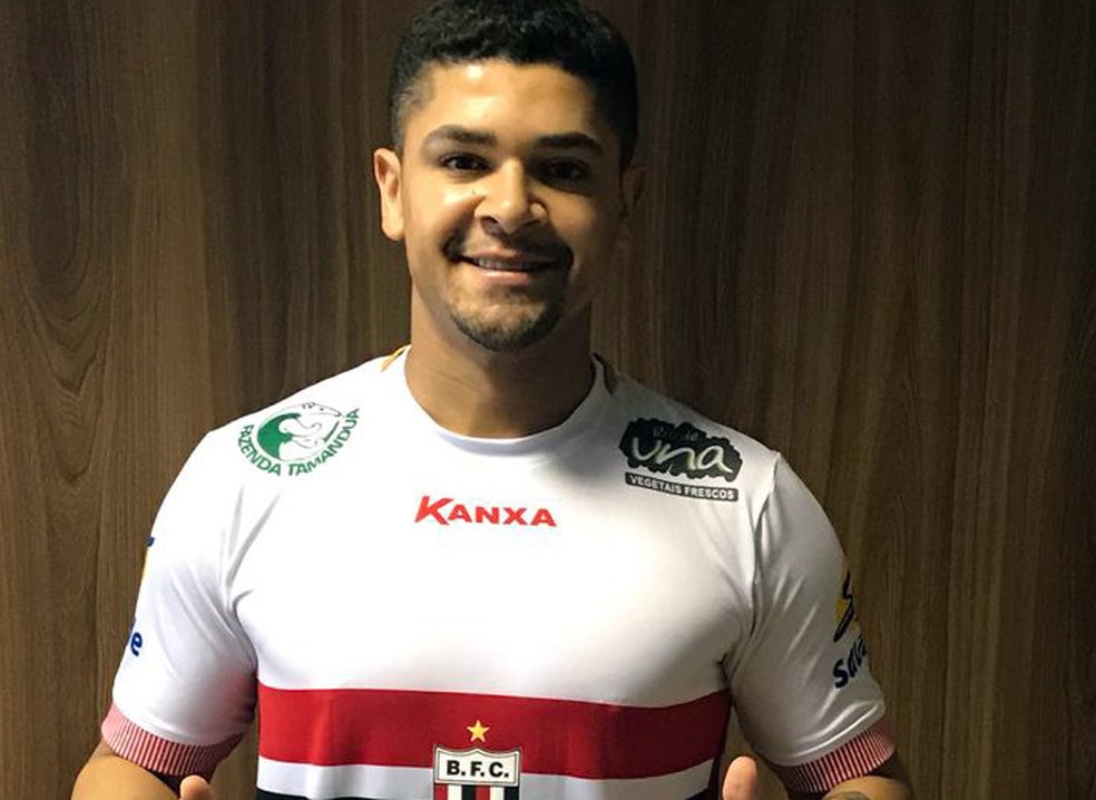 Denilson veste a camisa do Botafogo-SP: primeiro reforço para 2019 — Foto: Divulgação/Botafogo