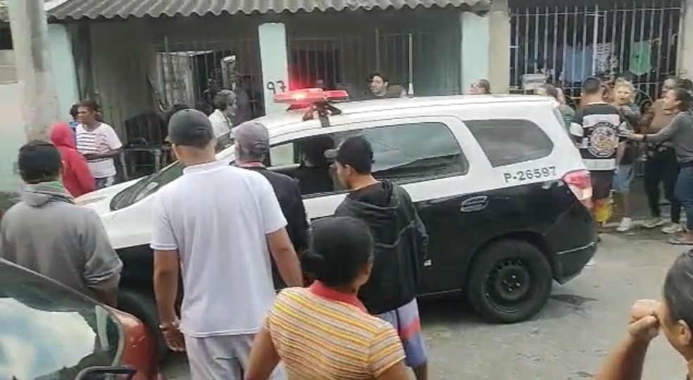 Multidão se reuniu em frente da casa em que o corpo de Geovana foi encontrado — Foto: Arquivo pessoal