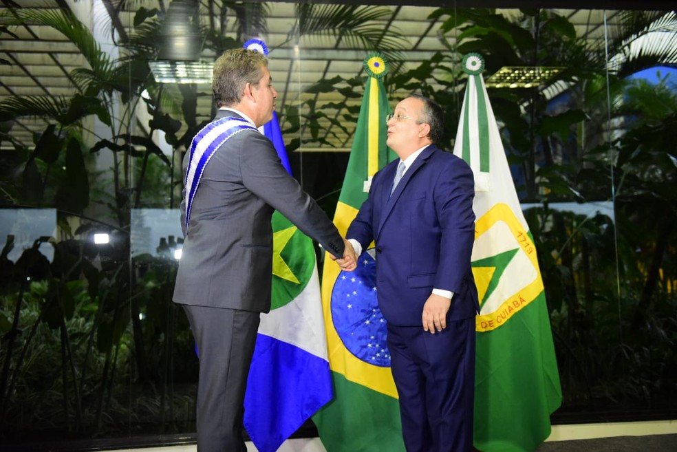 Pedro Taques transmitiu a faixa ao sucessor, Mauro Mendes — Foto: Governo de MT/ Assessoria