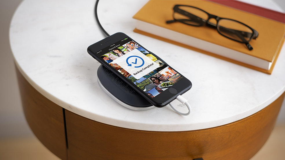 iXpand Base carrega e faz backup de iPhone (Foto: Divulgação/SanDisk)