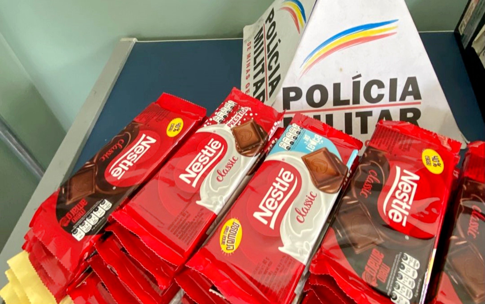 Homem é preso após furtar 49 barras de chocolate em supermercado de Poços de Caldas, MG