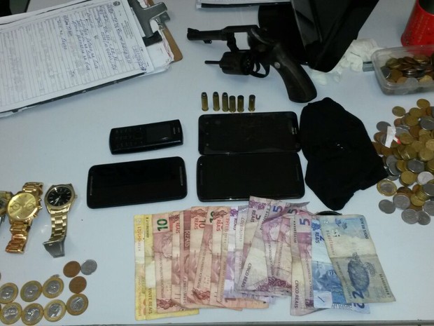 A polícia encontrou armas, dinheiro e celulares com os suspeitos (Foto: Divulgação/PM)