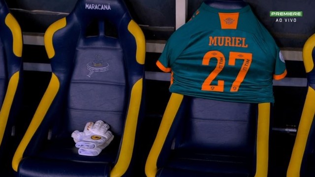 Jogadores fazem homenagem a Muriel, que perdeu o pai na quarta-feira