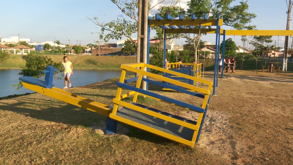Gangorra e balanÃ§o foram instalados na PraÃ§a do Quero Quero â Foto: Rede AmazÃ´nica/ReproduÃ§Ã£o