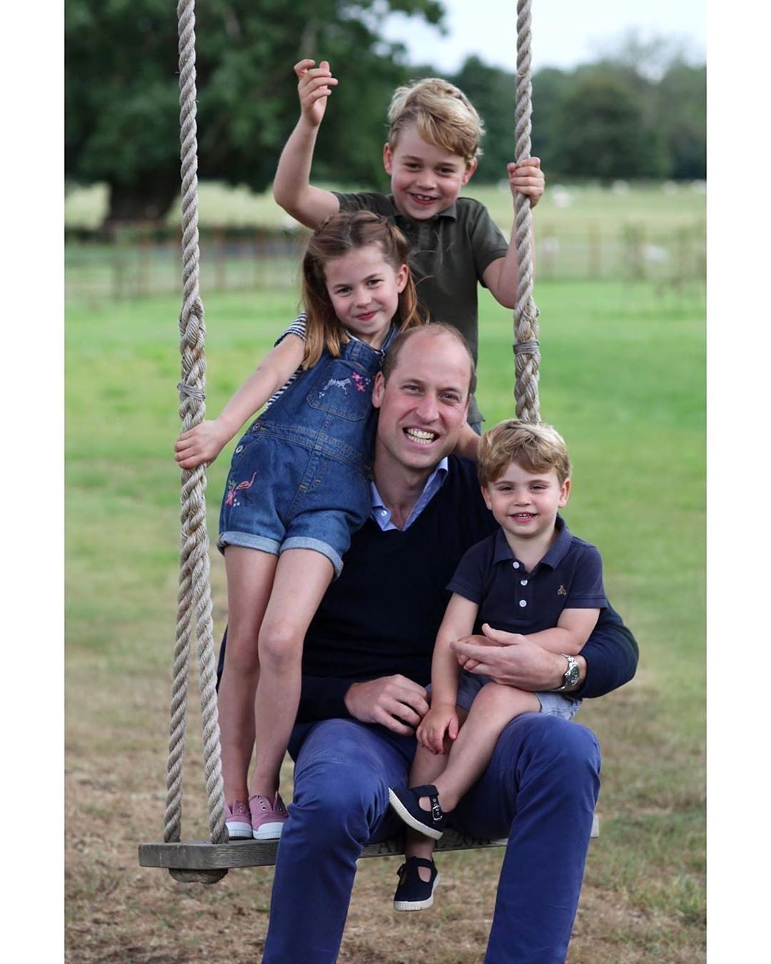 O príncipe William com os três filhos, George, Charlotte e Louis (Foto: Reprodução Instagram)