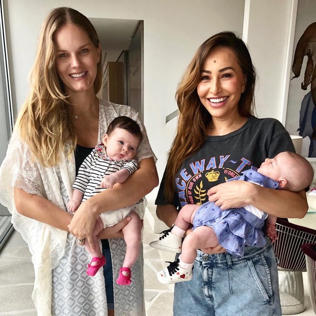 Marcelle Bittar e Sabrina Sato com Liz e Zoe, suas filhas, respectivamente (Foto: Reprodução/Instagram)