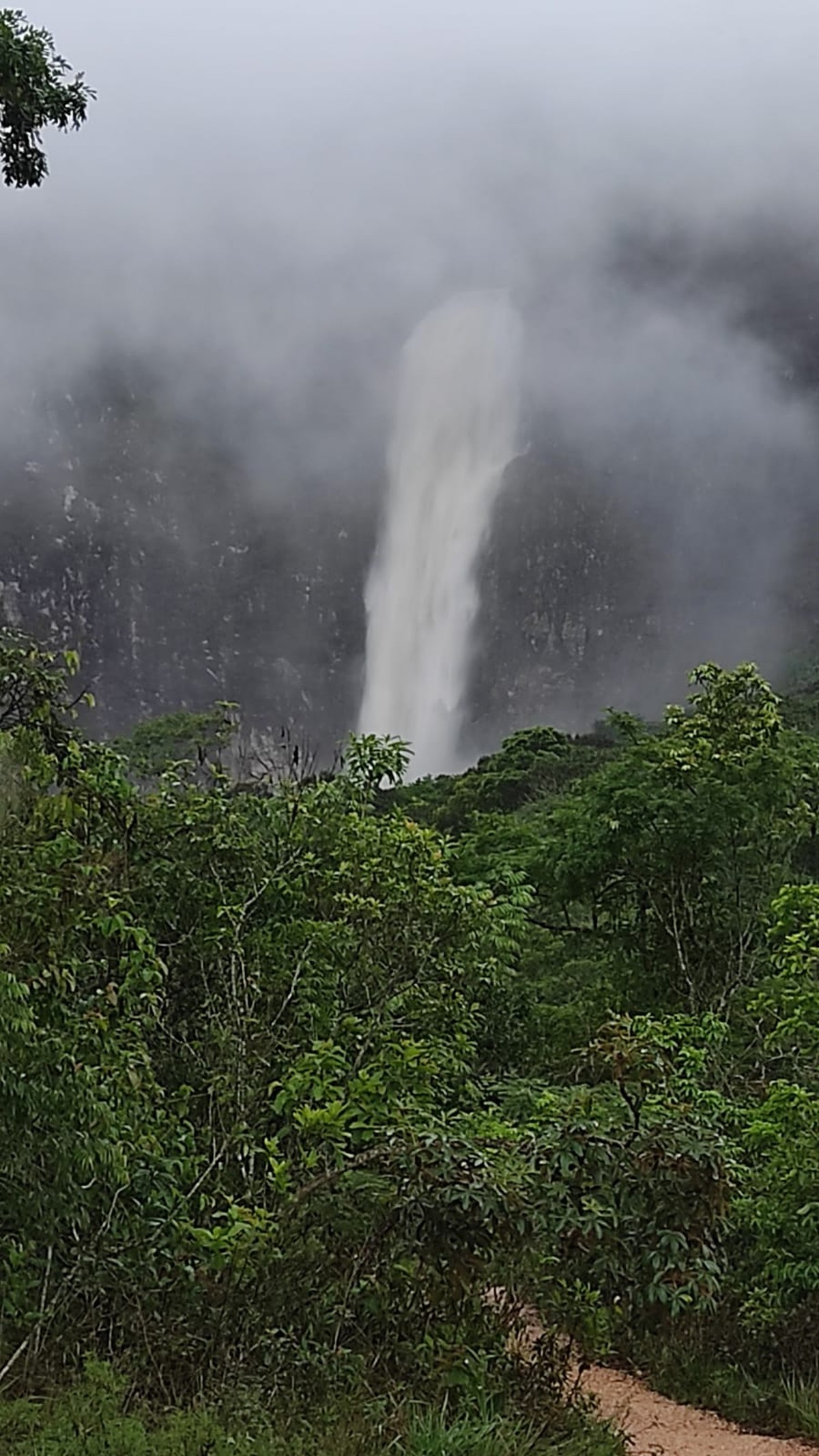 Chuvas aumentam volume de água da cachoeira Casca D’anta na Serra da Canastra em São Roque de