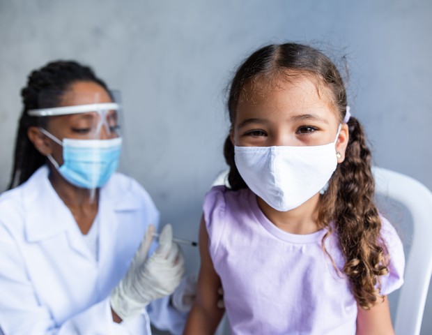Veja como vacinar as crianças com segurança na pandemia (Foto: Getty)