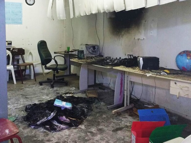 Computadores e documentos foram queimados (Foto: Divulgação/E.M. Francisco Targino da Costa)