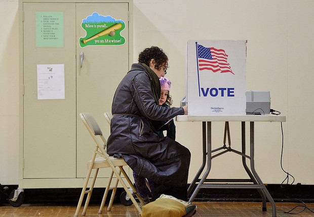 Eleitora americana leva a filha para votar na Carolina do Norte (Foto: Sara D.Davis/Getty Images)
