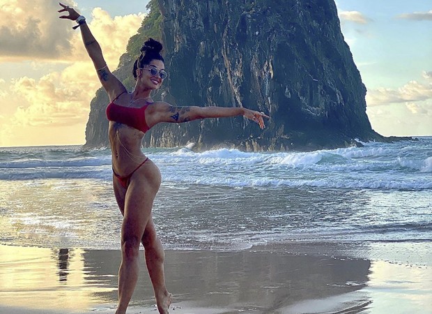 Aline Riscado faz pose de biquíni na praia (Foto: Reprodução/Instagram)