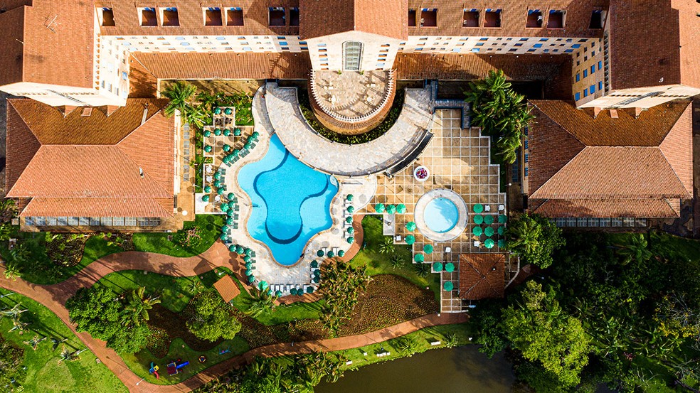 O Grande Hotel ocupa uma rea verde de 400.000 m, que possui jardins projetados pelo renomado paisagista Burle Marx — Foto: Gabriel Boieras / Divulgao