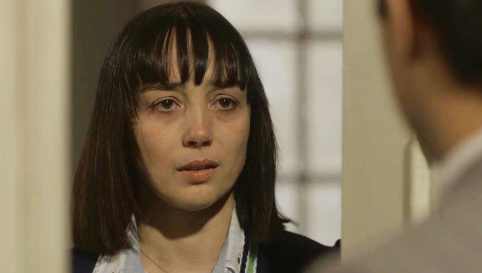 Clotilde (Simone Spoladore) fica em choque ao reencontrar Almeida (Ricardo Pereira) em 'Éramos Seis' — Foto: Globo