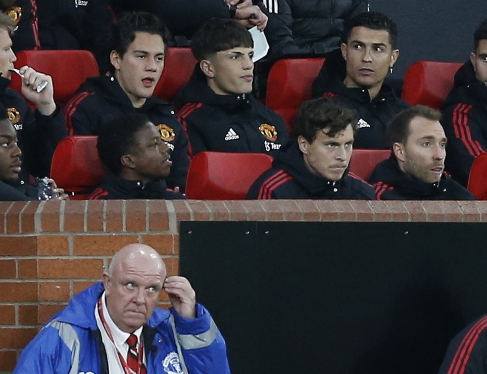 Banco de reservas do Manchester United com Cristiano Ronaldo em jogo contra Tottenham pela Premier League — Foto: REUTERS/Craig Brough