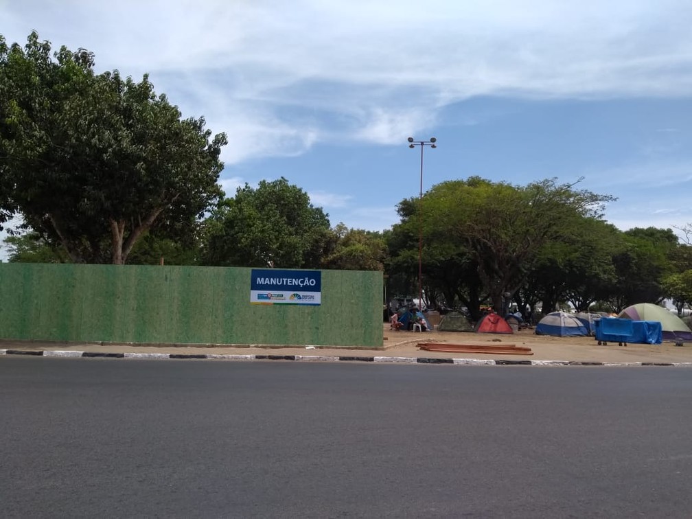 Prefeitura de Boa Vista bloqueia acesso a praÃ§a onde vivem centenas de imigrantes venezuelanos (Foto: ValÃ©ria Oliveira/G1 RR)