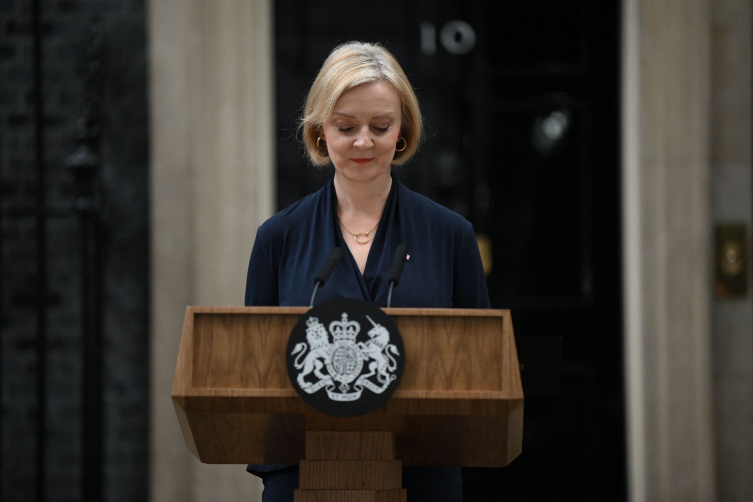 Primeira-ministra do Reino Unido, Liz Truss, durante discurso de renúncia em Downing Street — Foto: DANIEL LEAL/AFP