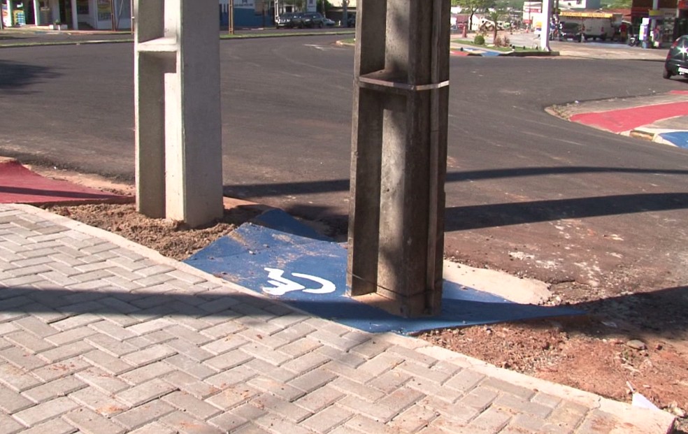 Rampa de acessibilidade para cadeirantes é construída com poste no meio, em avenida de Umuarama — Foto: Reprodução/RPC