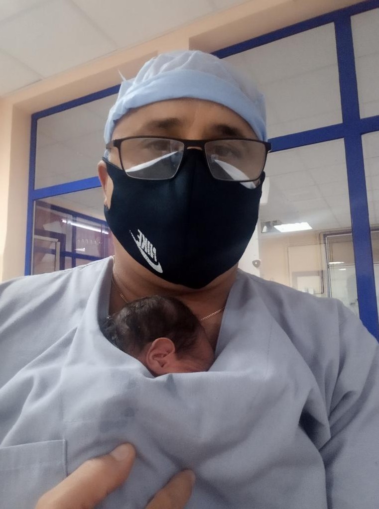 Enfermeiro cubano salva vida de bebê  com método canguru  (Foto: Facebook )