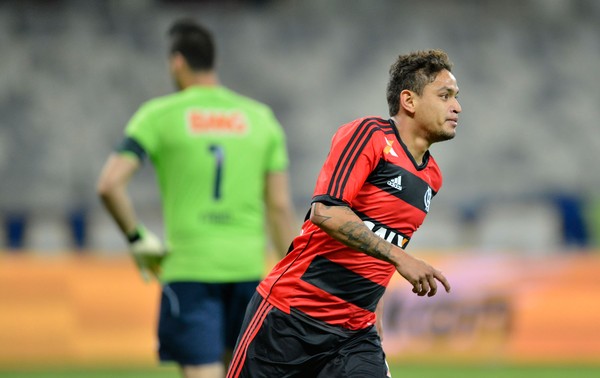 Ele fez  gol do título  em 2013  mas não se cuidou  Carlos Eduardo recorda dias no Fla