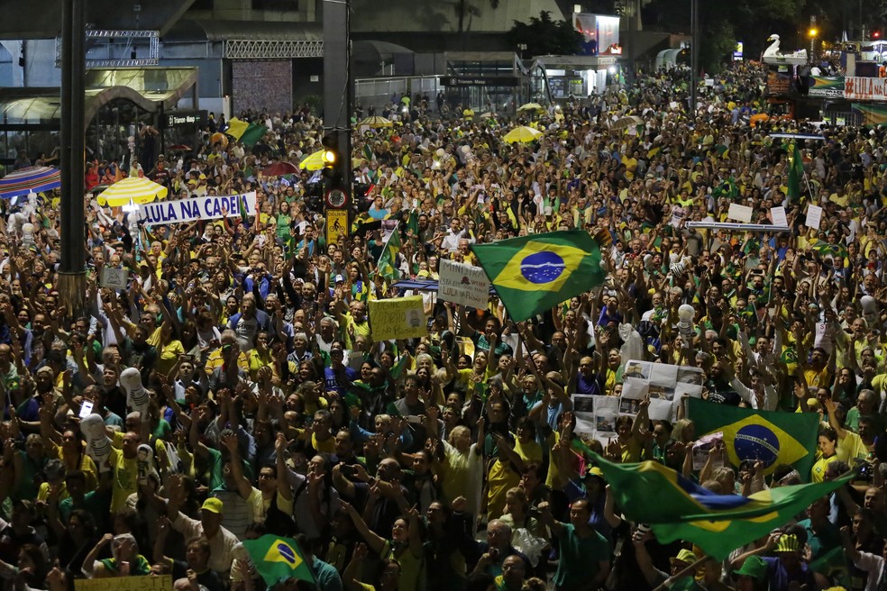 Manifestantes ligados do grupo Vem pra Rua realizam ato pela prisão do ex-presidente Luiz Inácio Lula da Silva (Foto: Nelson Antoine/Estadão Conteúd)