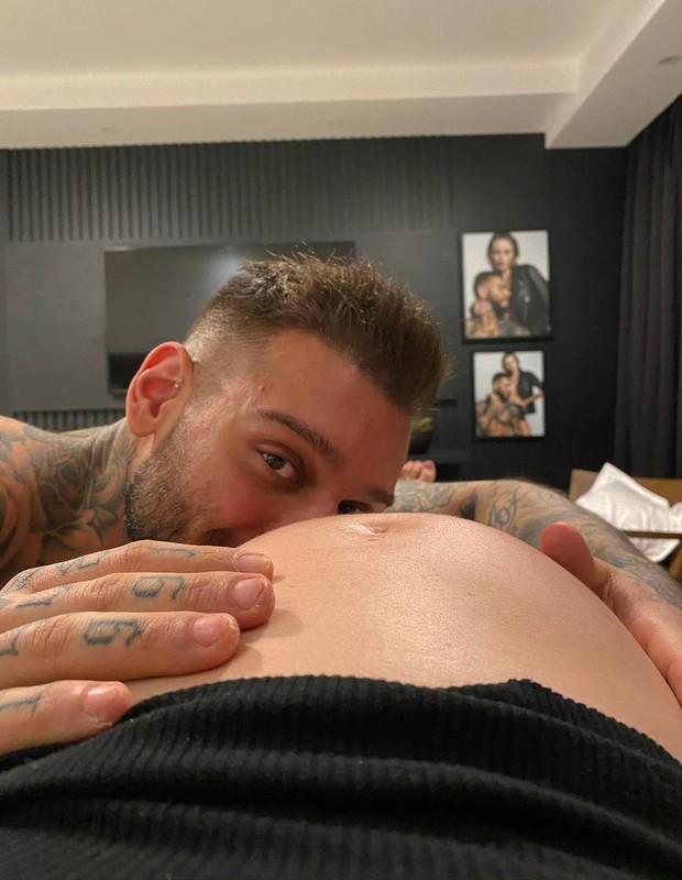 Lucas Lucco posa com Lorena Carvalho, que está grávida (Foto: Reprodução/Instagram)