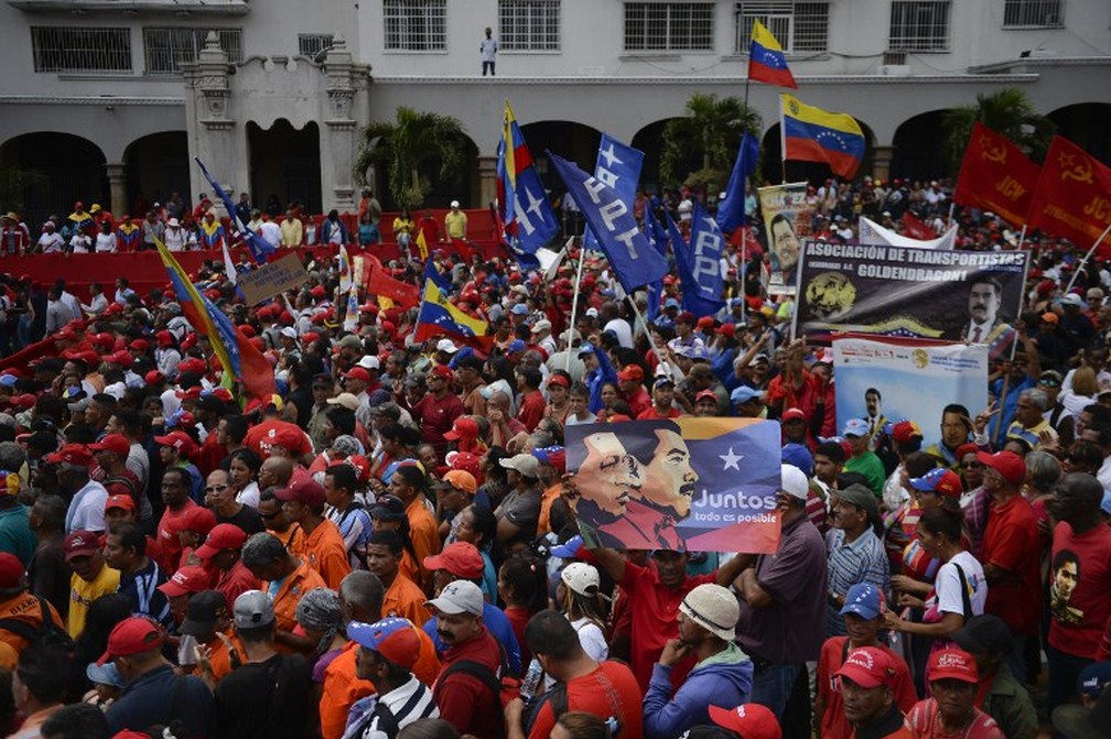 Manifestantes a favor de Nicols Maduro vo s ruas em Caracas em dia de protestos a favor e contra o regime chavista  Foto: Luis ROBAYO / AFP