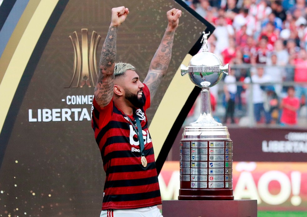 Herói da decisão, Gabigol comemora diante da taça da Libertadores — Foto: Reuters