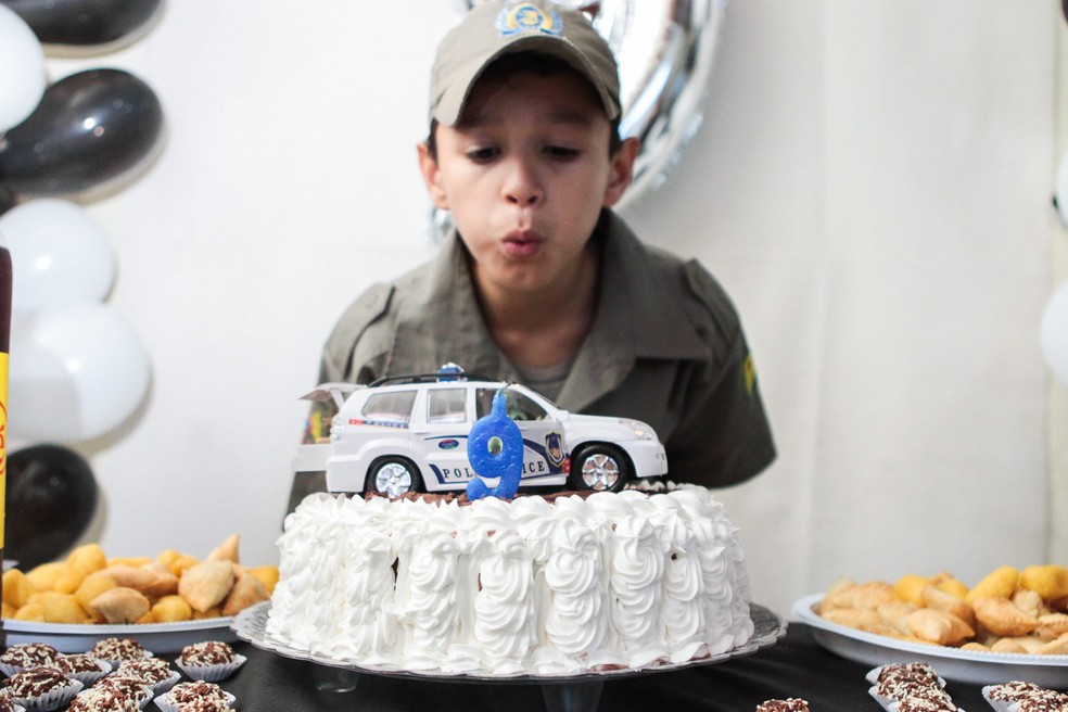 Fã da Polícia Militar, menino pediu para comemorar aniversário no quartel (Foto: Divulgação/PM-AC)