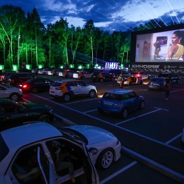 Rússia: com os cinemas tradicionais fechados, o do tipo drive-in virou a única opção (Foto: Getty Images)