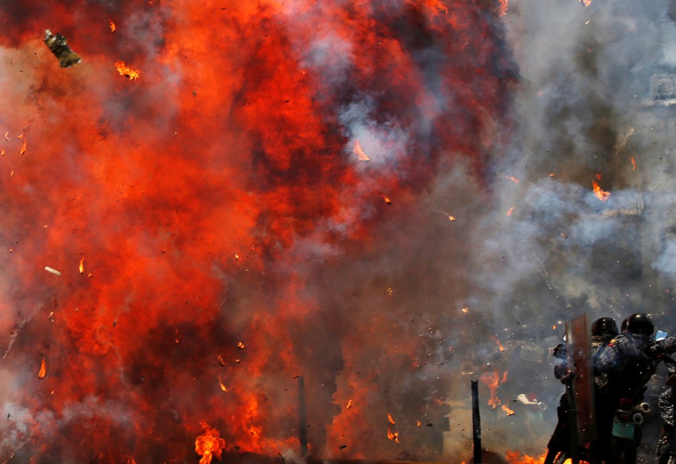 Registro de confrontos entre protestantes e a polícia, em Caracas, no último domingo: pelo menos 120 mortos nos últimos três meses (Foto: Carlos Garcia Rawlins/Reuters)