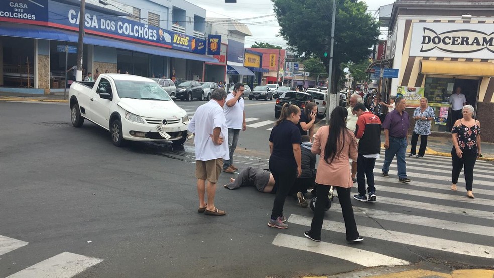 Homem fica ferido ao se envolver em acidente na Ã¡rea central de Itapetininga  â€” Foto: Paola Patriarca/G1
