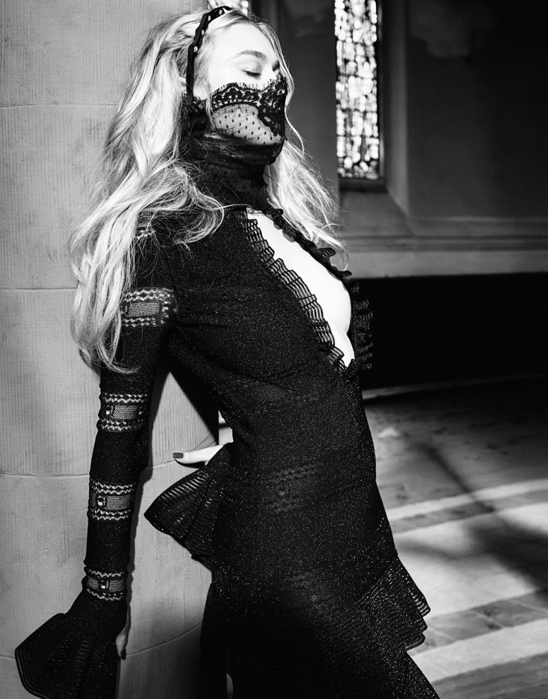 Dakota Fanning mostra faceta gótica chic em editorial  (Foto: Divulgação)