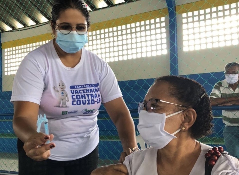 Mulher recebendo dose da vacina em Igarassu, no Grande Recife — Foto: Alana Gonçalves/Saúde Igarassu