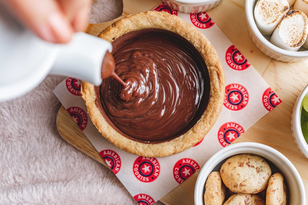 O fondue de chocolate, servido em panela de cookie, da loja American Cookies — Foto: Thyago Gonçalves/Divulgação