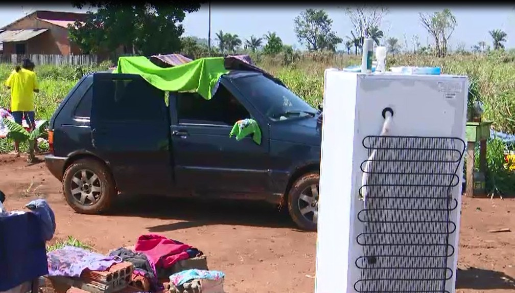 Família se escondeu dentro do carro para não ser atingida pelos destroços do temporal  — Foto: Reprodução