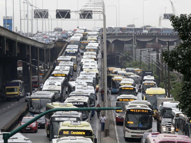 Motorista encontra trânsito carregado na chegada ao Rio pela Ponte Rio-Niterói (Foto: Ale Silva / Futura Press / Estadão Conteúdo)