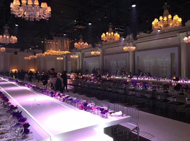 Os convidados foram acomodados em mesas de banquete de 30 metros (Foto: QUEM)