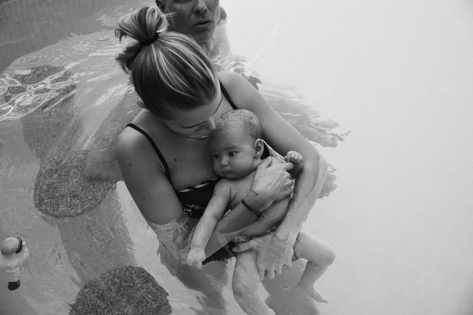 Isa Scherer mostra primeiro banho de piscina dos gêmeos — Foto: Twitter
