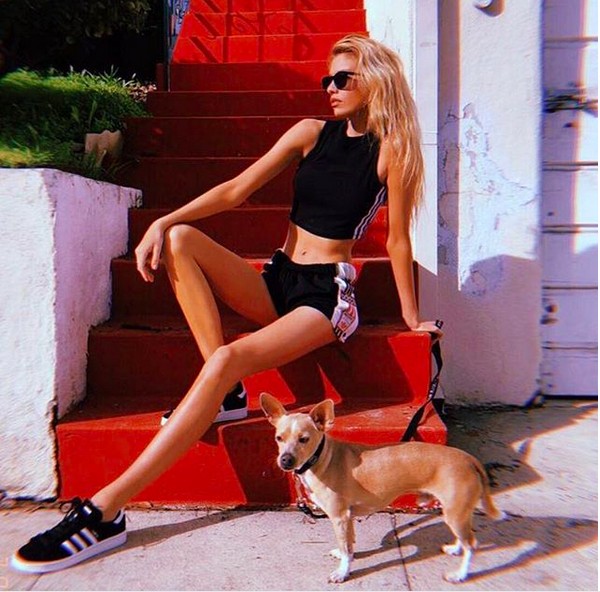A foto compartilhada pela modelo Stella Maxwell que deixou os fãs dela preocupados em relação a uma suposta magreza excessiva (Foto: Instagram)