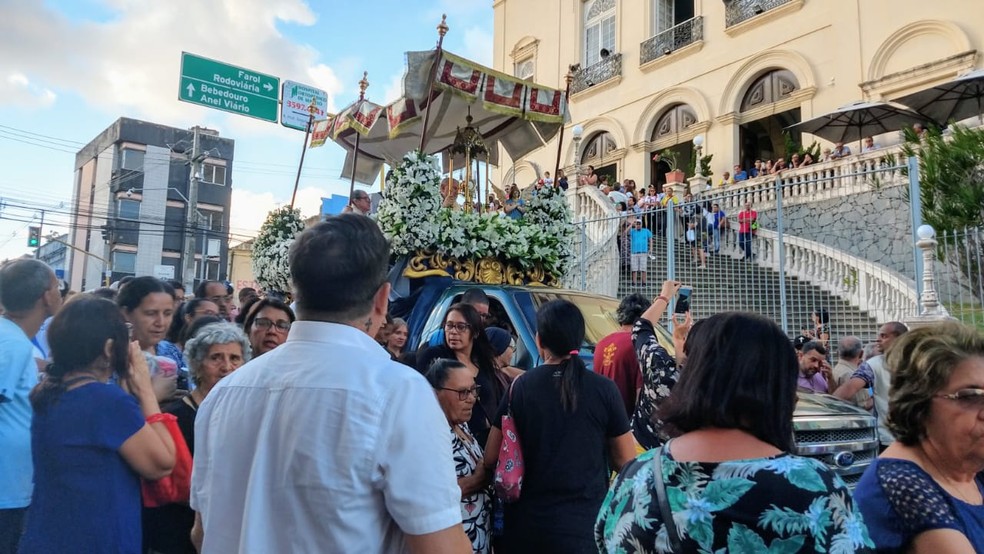Centenas de fiéis participaram da procissão de Corpus Christi, em Maceió — Foto: Matheus Tenório/G1