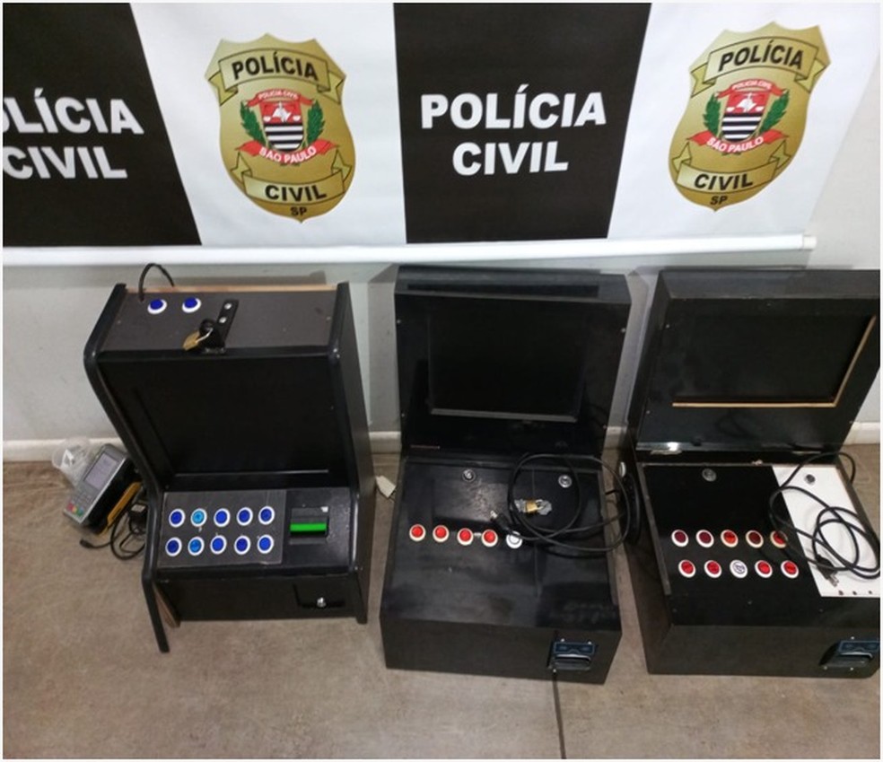 Polícia Civil apreende máquinas de jogos de azar e comprovantes de apostas em bar de Bauru — Foto: Polícia Civil/Divulgação