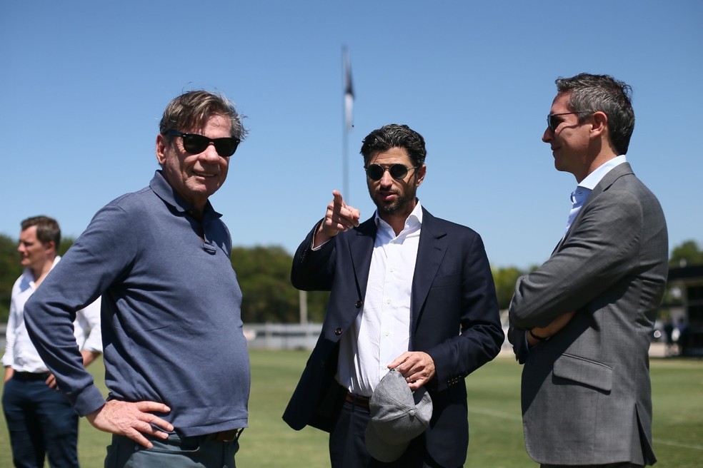 Jorge Salgado, Josh Wander e Juan Arciniegas em visita ao CT do Vasco — Foto: Daniel Ramalho/Vasco