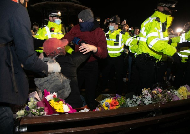 Hundreds of people gathered  at a peaceful vigil for Sarah Everard on Clapham Common in South London on the 13th of March 2021, London, United Kingdom. Sarah Everard went missing on 3 March after setting off at 9pm from a friends house to make her two and (Foto: In Pictures via Getty Images)