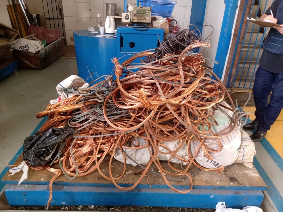 Cerca de 4,5 toneladas de fios de cobre e alum&iacute;nio foram apreendidos. &mdash; Foto: SSP-BA