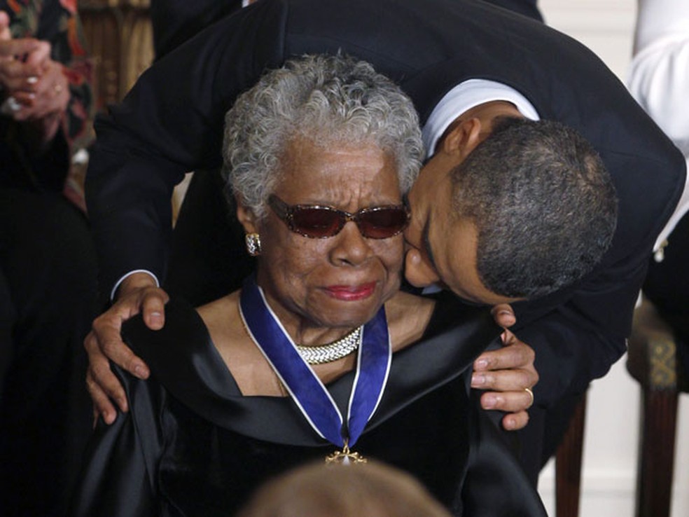 A poeta Maya Angelou recebe Presidential Medal of Freedom, a mais alta condecoraÃ§Ã£o civil americana, das mÃ£os de Barack Obama, na Casa Branca, em cerimÃ´nia no dia 15 de fevereiro de 2011 (Foto: Larry Downing/Reuters)